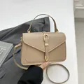Μπεζ τσάντα χιαστί από τεχνητό δέρμα με χρυσές λεπτομέρειες και λαβή για γυναίκες - Χακί