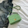 Bolso bandolera verde claro acolchado con asa de pañuelo y cierre dorado - Verde