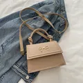 Mini bolso beige de piel sintética con hebilla de lazo dorado y correa ajustable - Caqui