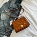 Bolso bandolera acolchado marrón con cierre dorado y asa decorada con pañuelo seda - Marrón