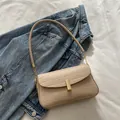 Beige Schultertasche mit Kroko-Prägung, goldenem Verschluss und Kettenriemen - Khaki