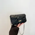 Bolso bandolera negro acolchado con cadena dorada y cierre giratorio metálico - Negro