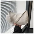 Detalle del bolso de media luna tejido blanco roto con un mini monedero redondo a juego - Blanco