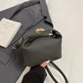 Bolso bandolera gris oscuro con textura trenzada y elegante cierre metálico en dorado - Negro