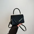 Bolso bandolera negro con diseño de cocodrilo y detalle de metal dorado elegante - Negro