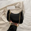 Elegante bolso hobo de media luna negro con cadena dorada para hombro y bandolera - Negro