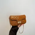Bolso bandolera marrón acolchado en V con cadena dorada y cierre giratorio metálico - Marrón