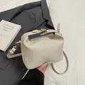 Bolso de mano blanco crema tejido con cierre dorado y correa de hombro larga y fina - Blanco