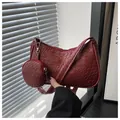 Detalle del bolso de hombro tejido rojo oscuro con un pequeño monedero redondo colgado - Rojo