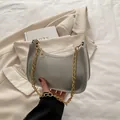 Bolso medialuna plateado chic con asa de cadena dorada gruesa y acabado metálico - Plateado