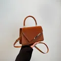 Bolso de mano marrón naranja con textura de cocodrilo y correa ajustable - Marrón
