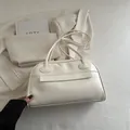 Bolso bowling minimalista blanco roto de cuero sintético con diseño multibolsillos - Blanco