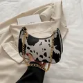 Bolso de hombro con estampado de vaca, cadena dorada y silueta chic de media luna - Estampa de vaca