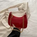 Bolso de hombro rojo brillante de piel sintética con cadena metálica dorada - Rojo