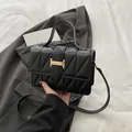 Bolso bandolera negro acolchado con hebilla H dorada y textura de cuero chic - Negro