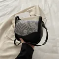 Bolso bandolera retro de media luna en negro mate con solapa de ondas grises - Negro