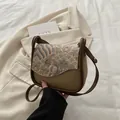 Bolso bandolera caqui minimalista con detalles de bordado de olas vintage - Marrón
