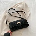 Bolso sobaco retro francés negro con textura plisada y hebilla en T de metal dorado - Negro