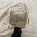 Bolso bandolera crema minimalista con bordado elegante y diseño cuadrado redondeado - Blanco