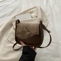 Bolso bandolera marrón retro con diseño floral vintage y correa de cuero suave - Marrón