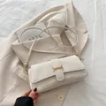 Bolso baguette francés minimalista blanco crema texturizado con hebilla dorada - Blanco
