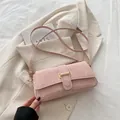 Bolso de solapa rosa pálido texturizado con cierre en H dorado y correa ajustable - Rosa