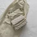 Bolso acolchado blanco crema con cadena decorativa y correa ajustable - Blanco