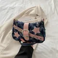 Bolso bandolera Y2K de mezclilla azul con correas de cuero rosa y estrellas metálicas - Estrella Azul Oscuro
