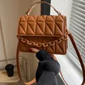 Bolso bandolera marrón acolchado con cadena vintage y diseño de diamantes texturizado - Marrón