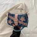 Bolso de hombro denim Y2K con parches de estrellas rosas y cadena de metal - Estrella Azul Claro