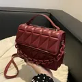 Bolso de mano cuadrado burdeos con acolchado geométrico y detalle de cadena para mujer - Burdeos