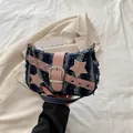 Bolso de hombro moderno en denim azul con estrellas de cuero rosa y hebilla de plata - Rayas Verticales Azul
