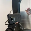 Sac bandoulière noir avec paillettes scintillantes et boucle géométrique dorée élégante - Noir