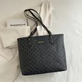 Grand sac cabas noir avec imprimé lettres M et étiquette Fashion dorée - Noir