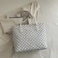 Grand sac cabas blanc avec imprimé lettres M et fines poignées en cuir élégantes - Blanc