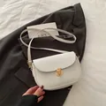 Bolso de hombro blanco en cuero con grano y cierre de giro metálico dorado elegante - Blanco