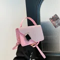 Sac bandoulière rose scintillant avec fermoir losange doré et bandoulière en cuir - Rose