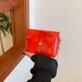 Sac enveloppe en PVC transparent rouge avec chaîne dorée et boucle métallique - Rouge