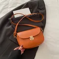 Elegante bolso de hombro en cuero granulado naranja con cierre de metal dorado redondo - Marrón