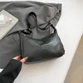 Minimalistische schwarze Halbmond-Umhängetasche mit Fashion-Lederetikett und Gurt - Schwarz
