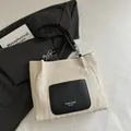 Minimalistische gewebte Stroh-Shopper mit schwarzer Ledertasche und silberner Kette - Schwarz