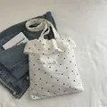 Witte bloemen chiffon tas met ruches en textuurstof gepresenteerd in een platte ligging - Wit