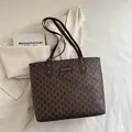 Grand sac fourre-tout marron foncé avec imprimé monogramme M et double bandoulière - Marron