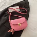 Bolso bandolera de cuero granulado rosa con cierre giratorio dorado y correa fina - Rosa