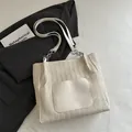 Cremeweiße gewebte Tragetasche mit verstellbarem Lederriemen und Metallkettendetail - Weiß