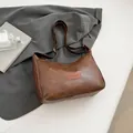 Braune Vintage-Tasche aus Kunstleder mit FASHION-Label und verstellbarem Gurt - Braun