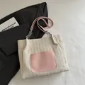Minimalistische beige gewebte Tragetasche mit rosa Tasche und Metallkettenriemen-Akzent - Rosa