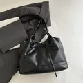 Minimalistische schwarze Schultertasche aus Kunstleder mit feiner Schleife auf der Front - Schwarz