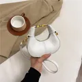 Weiße Mini-Tasche in Halbmondform mit goldenen Details und Schulterriemen für Damen - Weiß