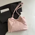 Rosafarbene Umhängetasche mit dekorativer Schleife und minimalistischer Kunstledertextur - Rosa